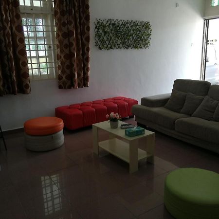 The Garden Vacation Home Lumut Bagian luar foto