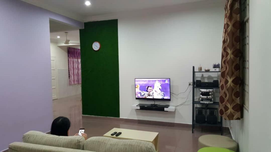 The Garden Vacation Home Lumut Bagian luar foto