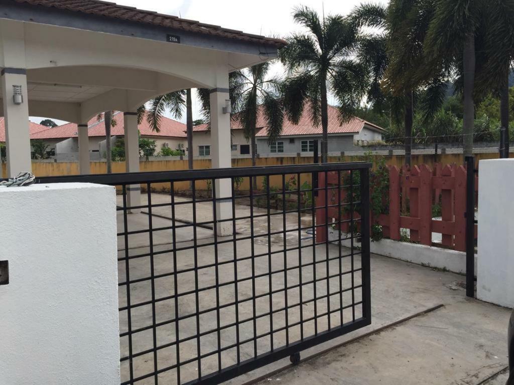 The Garden Vacation Home Lumut Bagian luar foto