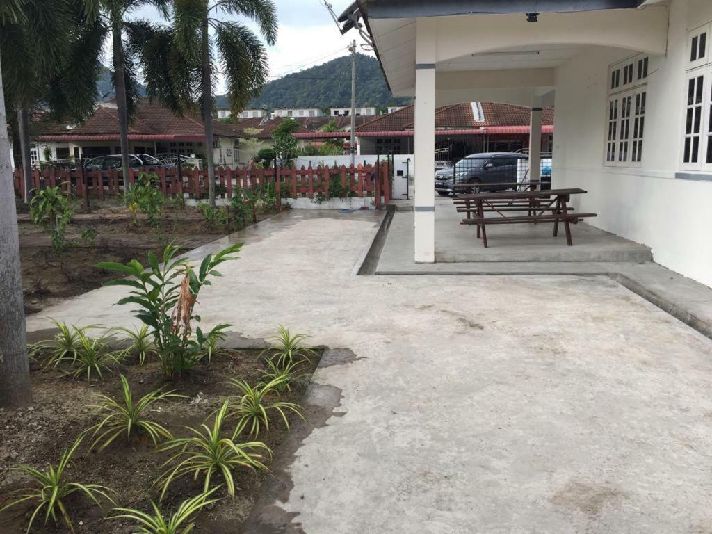 The Garden Vacation Home Lumut Bagian luar foto